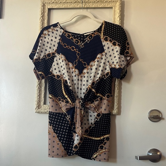 FAITH AND JOY | by Monteau Navy and Gold Patterned Top - Picture 2 of 14